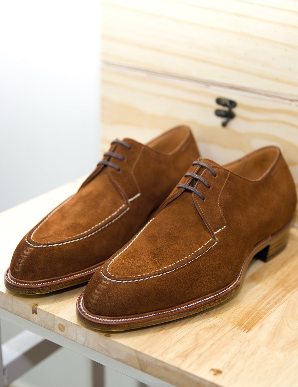 3 eyelets split toe derby in snuff suede